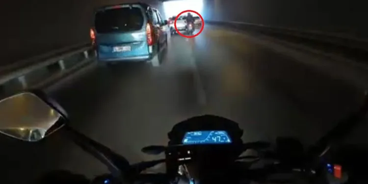 Bursa’da şerit değiştiren otomobile çarpan motosikletli böyle savruldu