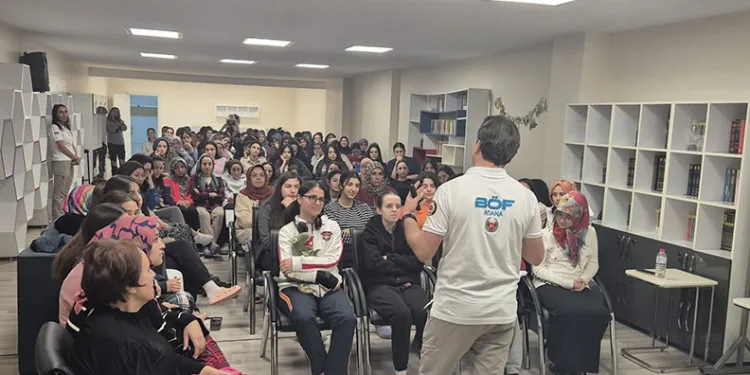 Polis öğrencilere çete ve terörden korunma yöntemlerini anlattı