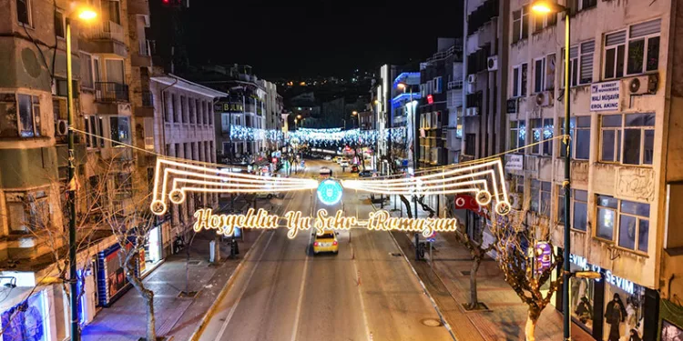 Bursa caddeleri ‘Ramazan’ için süslendi