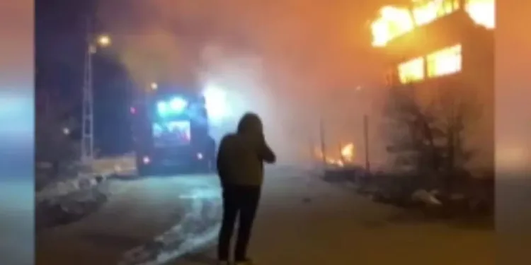 Motosiklet yolun ortasında yürüyen kişiye çarptı