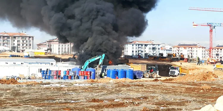 İnşaat şantiyesinde çıkan yangın korkuttu