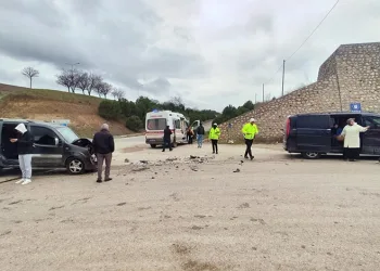 Bursa’da minibüs ile hafif ticari araç çarpıştı: 6 yaralı