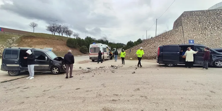 Bursa’da minibüs ile hafif ticari araç çarpıştı: 6 yaralı