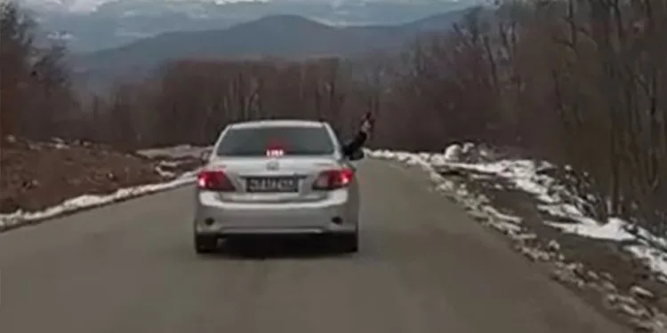 Otomobilden havaya ateş açan silahlı maganda yakalandı