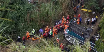 Guatemala’da yolcu otobüsü köprüden düştü: 51 ölü