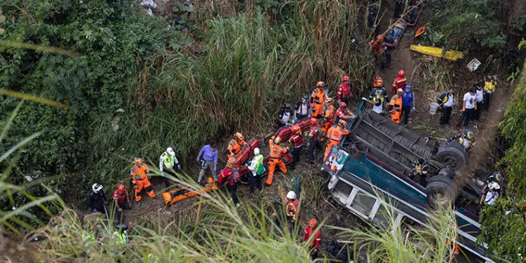 Guatemala’da yolcu otobüsü köprüden düştü: 51 ölü