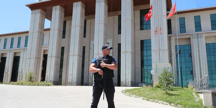 Hastane randevusuna giderken karlı yolda şarampole devrildiler: 3 yaralı
