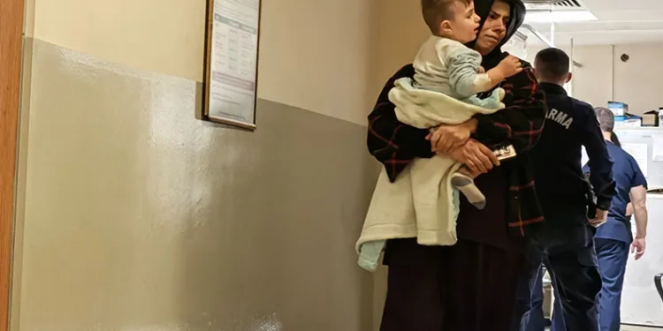 Bursa’da üzerine sıcak çay devrilen bebek hastanelik oldu