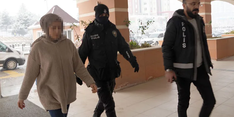 Hafif ticari araç otobüse çarptı: 1 yaralı