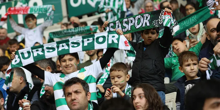 Çocuklar Bursaspor coşkusunu Büyükşehir’le yaşadı