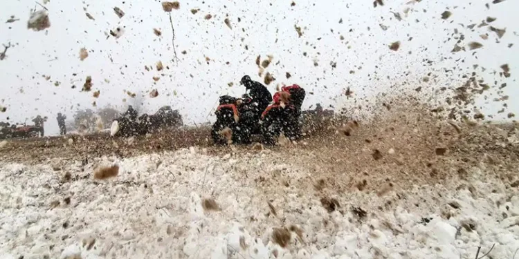 ATV tutkunlarının karda zorlu mücadelesi