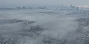 İstanbul Boğazı’nda sis kartpostallık manzara oluşturdu