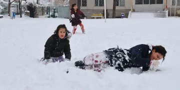 Ağaç motoru ile karı keserek iglo yaptılar