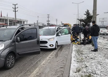 Bursa’da zincirleme kazada 4 kişi yaralandı