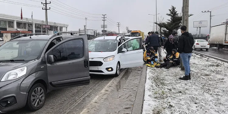 Bursa’da zincirleme kazada 4 kişi yaralandı