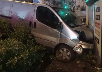 Bursa’da kaza yapan araç eczanenin bahçesine düştü