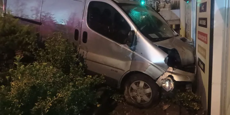 Bursa’da kaza yapan araç eczanenin bahçesine düştü