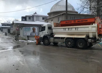 Isparta’da otomobil yangını itfaiye ekiplerince söndürüldü
