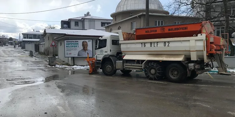 Isparta’da otomobil yangını itfaiye ekiplerince söndürüldü
