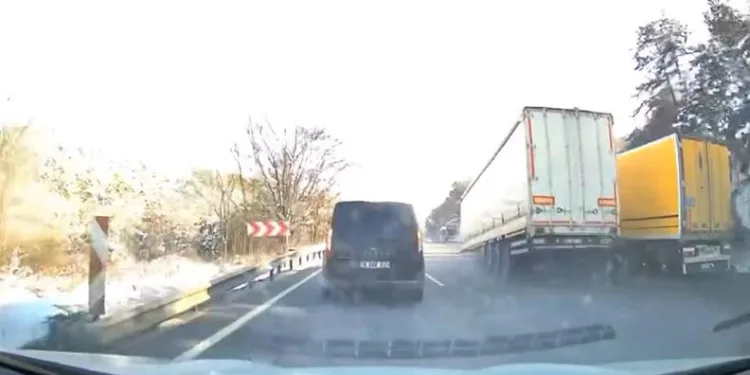 Bursa’da TIR’ın dorsesi koparak yol ortasında kaldı