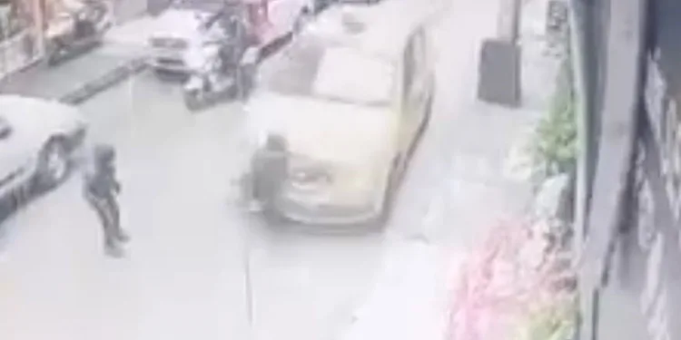 Bursa’da kar topu oynarken taksi çarptı