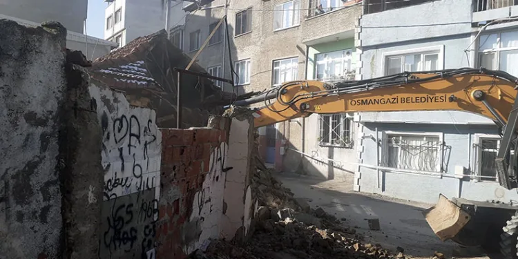 Osmangazi’de metruk bina temizliği