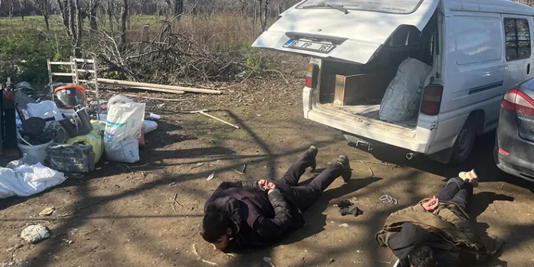 Bursa’da 2 kamyonet çalan hırsızlar yakalandı