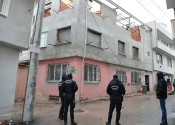 İnşaat aşamasındaki kaçak katlar yıkıldı