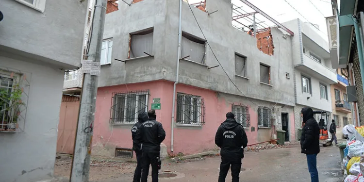 İnşaat aşamasındaki kaçak katlar yıkıldı