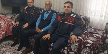 Oyun oynarken parmağını duvara sıkıştırdı