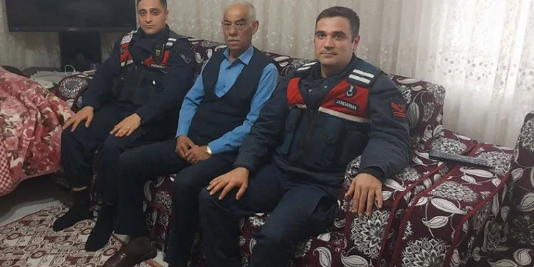 Oyun oynarken parmağını duvara sıkıştırdı