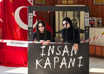 Teknoloji bağımlılığına canlı mankenlerle dikkat çektiler