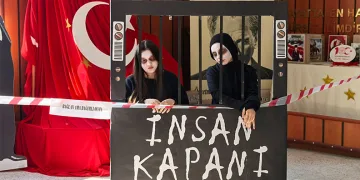 Teknoloji bağımlılığına canlı mankenlerle dikkat çektiler