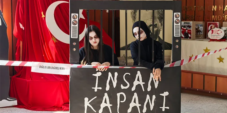 Teknoloji bağımlılığına canlı mankenlerle dikkat çektiler