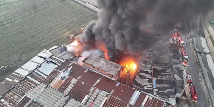 Bursa’da yanan geri dönüşüm fabrikası ruhsatsız çıktı