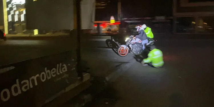 Bursa’da ‘Dur’ ihtarına uymayıp polise çarptı