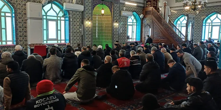 Depremzede ailenin yaşadığı konteyner yanarak kullanılmaz hale geldi