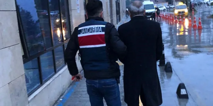 Depremzede ailenin yaşadığı konteyner yanarak kullanılmaz hale geldi