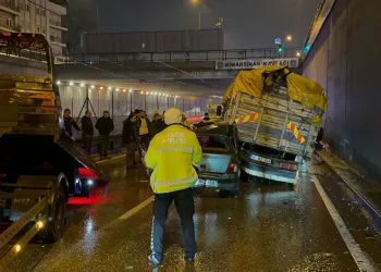 Bursa’da alt geçitte zincirleme kaza: 1 ölü, 1’i ağır 4 yaralı