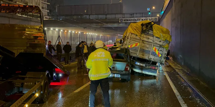 Bursa’da alt geçitte zincirleme kaza: 1 ölü, 1’i ağır 4 yaralı