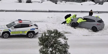 Karadeniz Sahil Yolu’nda bozulan aracı trafik polisleri itti