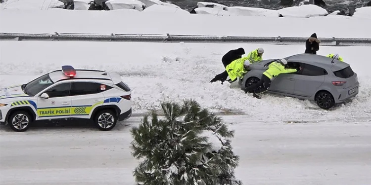 Karadeniz Sahil Yolu’nda bozulan aracı trafik polisleri itti