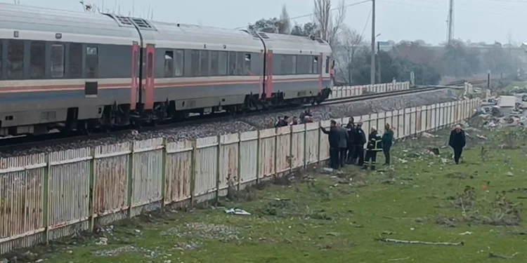 Depremzede ailenin yaşadığı konteyner yanarak kullanılmaz hale geldi