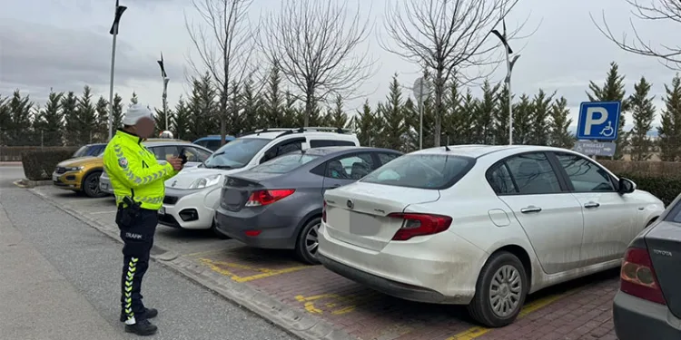 Hatalı araç park eden 241 sürücüye ceza yazıldı