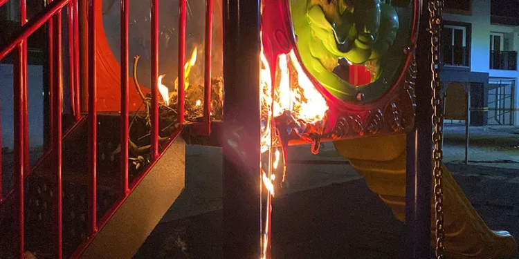 Hastane randevusuna giderken karlı yolda şarampole devrildiler: 3 yaralı