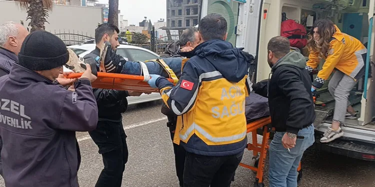 Hafif ticari araç otobüse çarptı: 1 yaralı