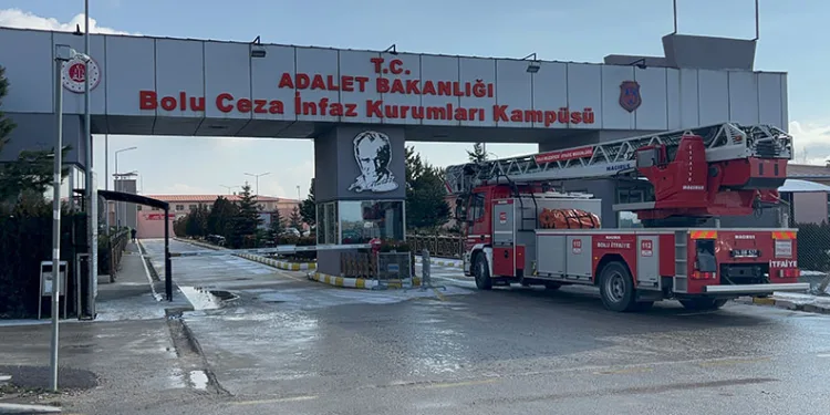 Hastane randevusuna giderken karlı yolda şarampole devrildiler: 3 yaralı