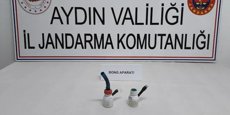 Hastane randevusuna giderken karlı yolda şarampole devrildiler: 3 yaralı