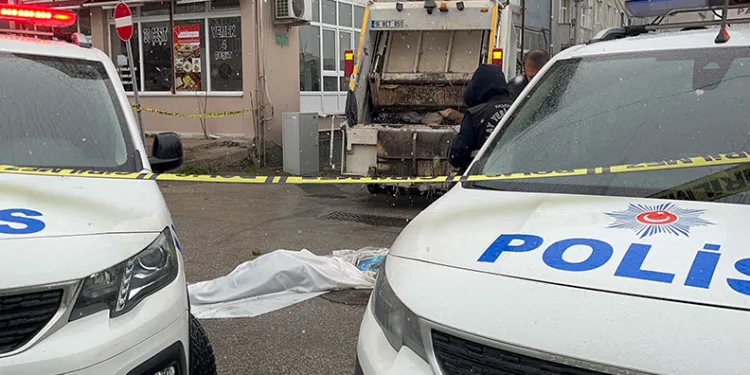 Bursa’da yaşlı kadın çöp kamyonunun altında can verdi