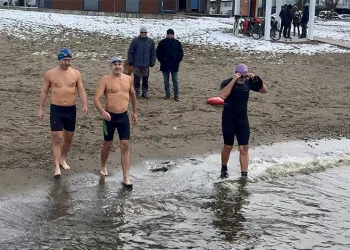 Eksi 3 derecede İznik Gölü’ne girdiler